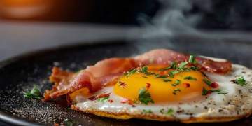 E dini çfarë ndodh me trupin nëse e konsumoni mëngjesin vonë?