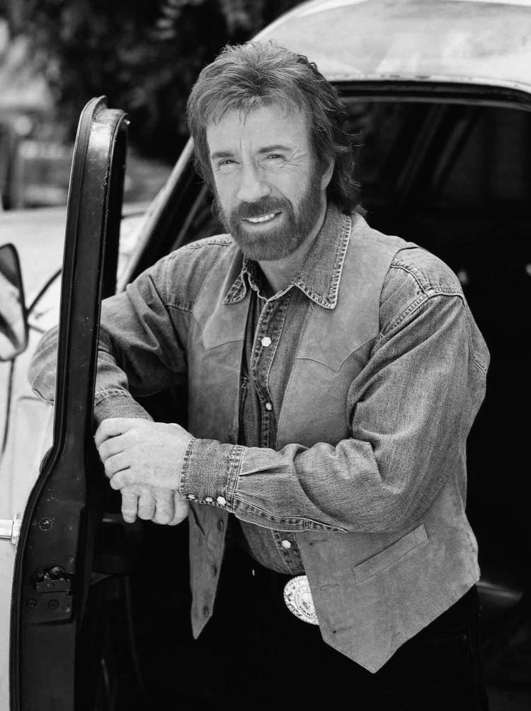Legjenda e aksionit, Chuck Norris, ndahet nga jeta në moshën 86-vjeçare