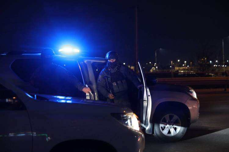 Horror në Podjuevë! 30-vjeçarja qëllon për vdekje me armë zjarri të dashurin dhe nusen e xhaxhait! Më pas vetëvritet!