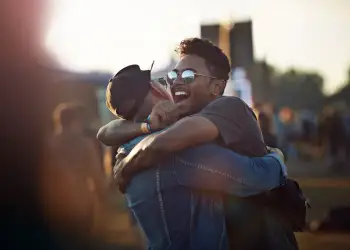 Pse burrat mund të flasin me miqtë e tyre për orë të tëra, por jo me të dashurat?