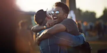 Pse burrat mund të flasin me miqtë e tyre për orë të tëra, por jo me të dashurat?