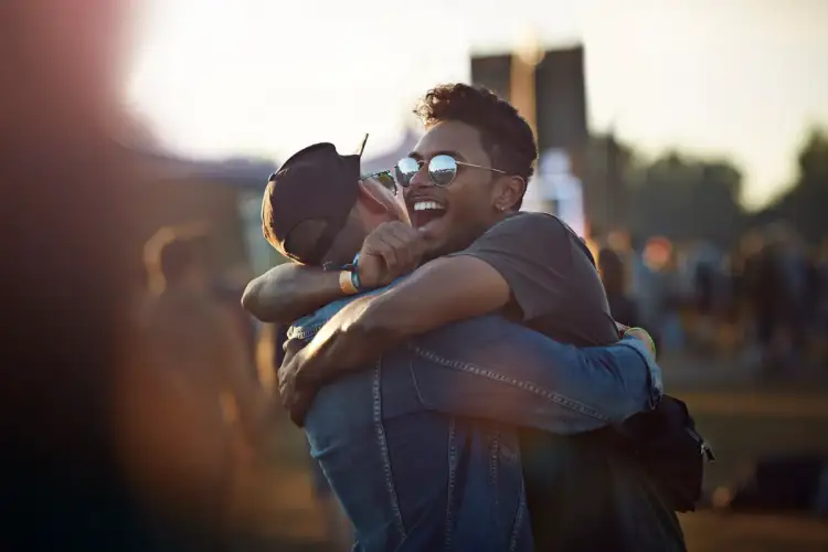 Pse burrat mund të flasin me miqtë e tyre për orë të tëra, por jo me të dashurat?