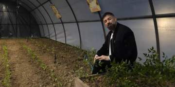 “Kam punuar me bimët…”, hyrja ndryshe e Elvis Pupës në Ferma VIP 3