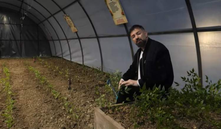 “Kam punuar me bimët…”, hyrja ndryshe e Elvis Pupës në Ferma VIP 3