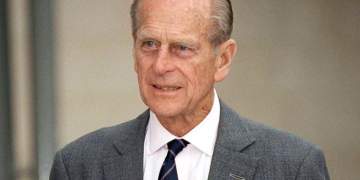 Një biografi e re hedh dritë mbi një detaj të panjohur më parë nga vitet e fundit të jetës së Princit Philip. Sipas historianit Hugo Vickers, bashkëshorti i Mbretëreshës Elizabeth II ka jetuar për rreth tetë vite me kancer pankreasi, një diagnozë që daton që nga viti 2013.  Në librin e tij të ri, Queen Elizabeth II: A Personal History, Vickers shkruan se mjekët kishin zbuluar një “hije” në pankreasin e princit, duke e konsideruar sëmundjen të paoperueshme. Pavarësisht parashikimeve pesimiste, Philip arriti të rikthehej në jetën publike vetëm pak muaj pas trajtimit fillestar, duke sfiduar pritshmëritë.  Pas tërheqjes nga detyrat mbretërore në vitin 2017, ai kaloi pjesën më të madhe të kohës në Wood Farm, në pronën Sandringham. Megjithatë, gjendja e tij shëndetësore mbeti larg vëmendjes së publikut.  Zyrtarisht, shkaku i vdekjes së tij më 9 prill 2021 në Windsor Castle u raportua si “pleqëri”. Por sipas biografisë, princi kishte jetuar shumë më gjatë se sa parashikohet zakonisht për këtë sëmundje të rëndë.  Vickers përshkruan edhe momentet e fundit të jetës së tij, duke treguar se Philip, besnik ndaj natyrës së tij të pavarur, kaloi natën e fundit në mënyrë të qetë. Ndërkohë, mbretëresha nuk ndodhej pranë tij në çastin e ndarjes nga jeta, një fakt që thuhet se e ka prekur thellë.  Ky rrëfim i ri sjell një këndvështrim më intim mbi forcën dhe diskrecionin që karakterizuan jetën e Dukës së Edinburgut.