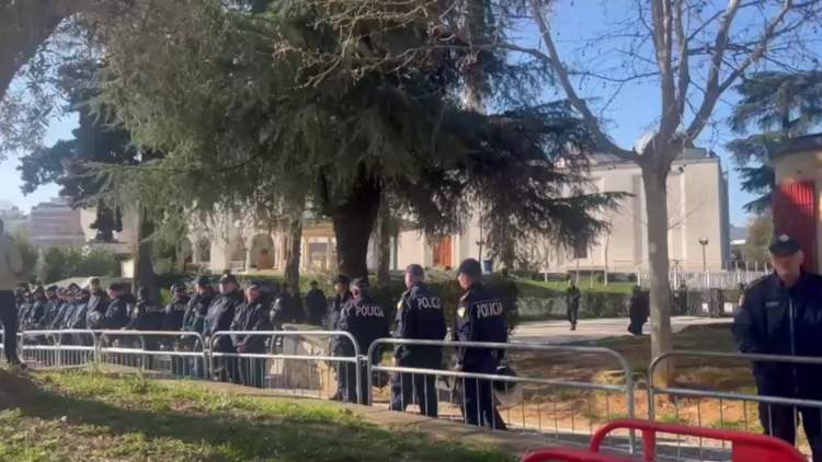 Ç’pritet të ndodhë sot? Protesta e PD për imunitetin e Ballukut, forca të shumta policie “bëhen gardh” para Kuvendit