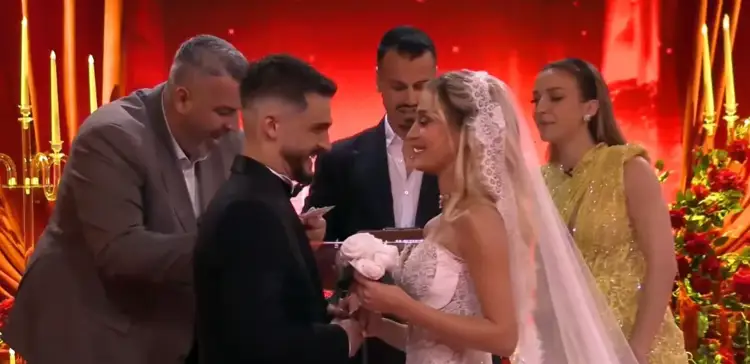 DJ Gimbo dhe Selin Bollati kurorëzojnë dashurinë në Big Brother VIP, ndërpritet ceremonia nga Rogerti!