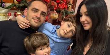 Gëzim në familjen e Jozefina Topalli, vajza e saj bëhet nënë për herë të tretë