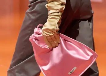 Si një çantë e vogël u bë trendi më i madh i çantave për pranverën 2026