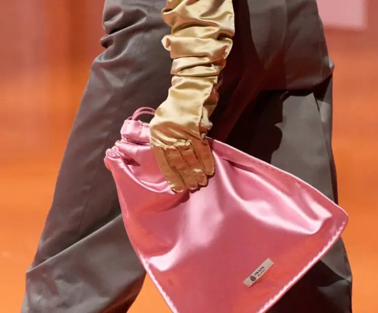 Si një çantë e vogël u bë trendi më i madh i çantave për pranverën 2026