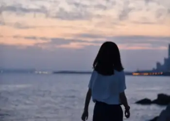 Këto 3 tipare të personalitetit mund t’i bëjnë njerëzit të qëndrojnë beqarë më gjatë