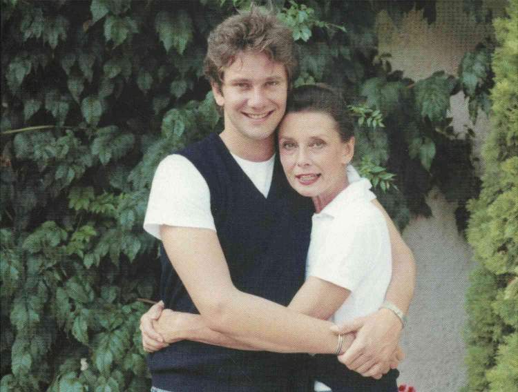 Djali i Audrey Hepburn mbështet zgjedhjen për këtë aktore për të luajtur nënën e tij në një film