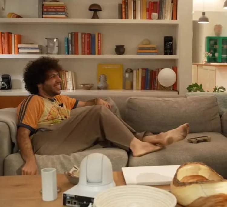 “Edhe kur nuk bëj dush, unë mbaj erë të mirë!”/ Benny Blanco tallet me thashethemet për higjienën, pasi videoja me këmbët e pista u bë virale