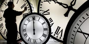 Të dielën ndryshon ora! Do flemë një orë më pak apo më shumë?