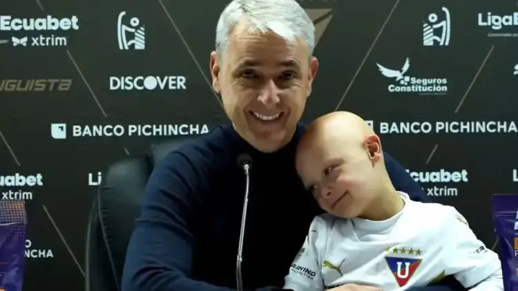 Trajneri brazilian shfaqet në konferencë me të birin me sindromën Down