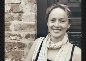 Historia e pabesueshme e muzikantes australiane që humbi dëgjimin pasi i pastroi veshët