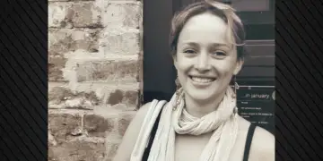 Historia e pabesueshme e muzikantes australiane që humbi dëgjimin pasi i pastroi veshët