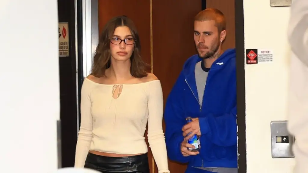 Justin Bieber përballet me paparacët pas darkës me gruan e tij, u hedh shishe uji