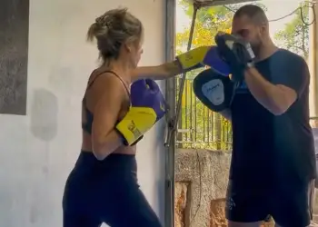 Kickboksi: Si e ndryshon trupin dhe mendjen