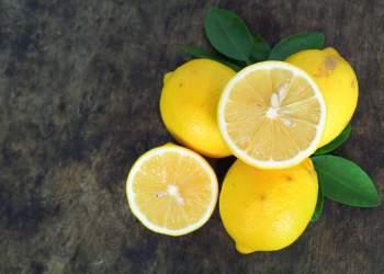 Limoni nuk është vetëm për aciditetin: Çfarë i bën vërtet ushqimit tonë