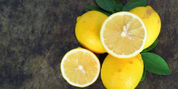 Limoni nuk është vetëm për aciditetin: Çfarë i bën vërtet ushqimit tonë