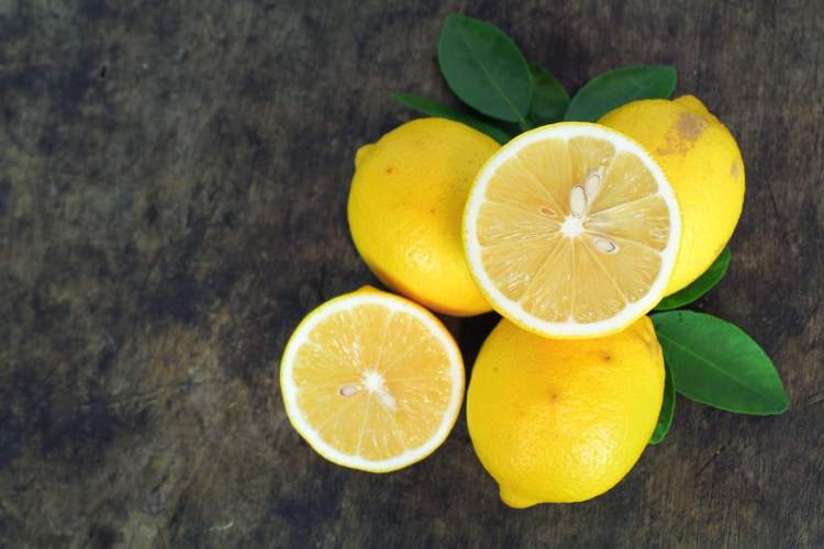 Limoni nuk është vetëm për aciditetin: Çfarë i bën vërtet ushqimit tonë