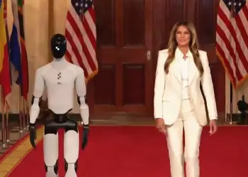 Roboti humanoid vodhi shfaqjen në Shtëpinë e Bardhë: Surpriza e Melanias në konferencën mbi inteligjencën artificiale në arsim