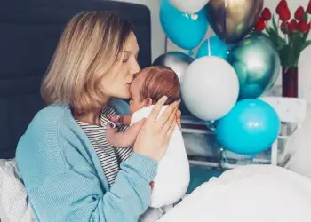 Lindje në shtëpi apo lindje në spital? Çfarë tregon një studim i 350,000 lindjeve për rreziqet