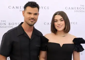 “Baby on the way”/ Taylor Lautner dhe bashkëshortja surprizojnë me lajmin e ëmbël