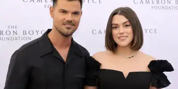 “Baby on the way”/ Taylor Lautner dhe bashkëshortja surprizojnë me lajmin e ëmbël