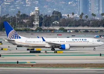 Momente paniku në ajër: fluturimi me 256 pasagjerë bën ulje emergjente pas zjarrit në motor