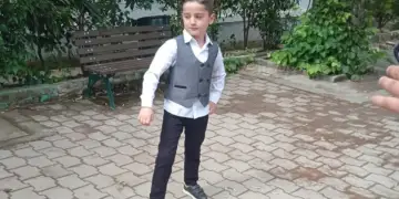 Flet për herë të parë nëna e 11-vjeçarit të humbur: Nuk e di si përfundoi atje, e kisha ‘dënuar’ që s’do i jepja lekë për bukë