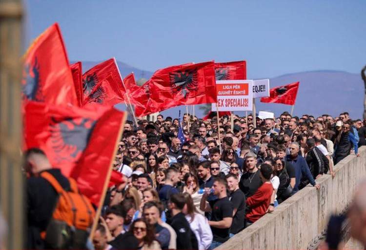 Studentët shqiptarë protestojnë në Shkup: Provimet të jepen në gjuhën shqipe