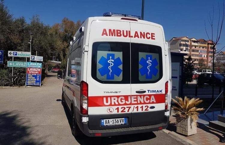 E rëndë në Vlorë, fëmija tre-vjeçar bie nga ballkoni i katit të katërt dhe ndërron jetë në spital