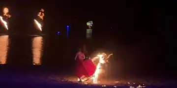 Performanca kthehet në tmerr! Flakët përpijnë fustanin e balerinës