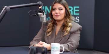 Situatë komike në “Ferma VIP”, Sara Karaj humb unazën… e gëlltit lopa!