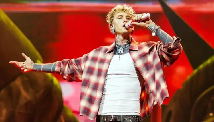 Machine Gun Kelly flet hapur për mënyrën se si akuza për drogë ende ndikon në jetën e tij