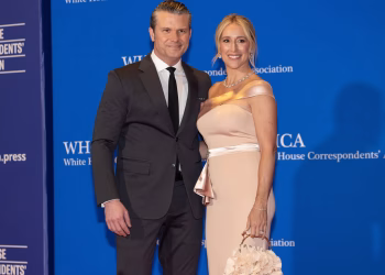 Pse gjithë ky zemërim për këtë fustan të veshur në darkën e korrespondentëve të Shtëpisë së Bardhë?