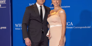 Pse gjithë ky zemërim për këtë fustan të veshur në darkën e korrespondentëve të Shtëpisë së Bardhë?