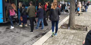 Transporti publik redukton shërbimin me 40%, vonesa të shumta dhe fluks i lartë qytetarësh në stacione