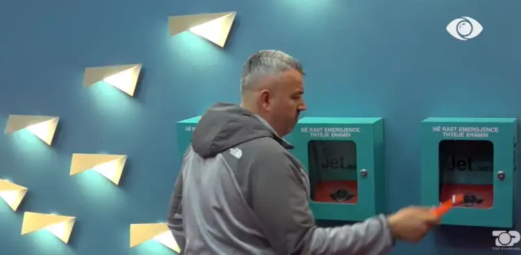 Rogerti thyen kutinë e emergjencës, nuk përmbahet ndaj tre finalistëve: Njeriu më fals…