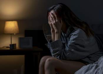 Zgjoheni të lodhur edhe pas një gjumi të gjatë? Ja pse ndodh