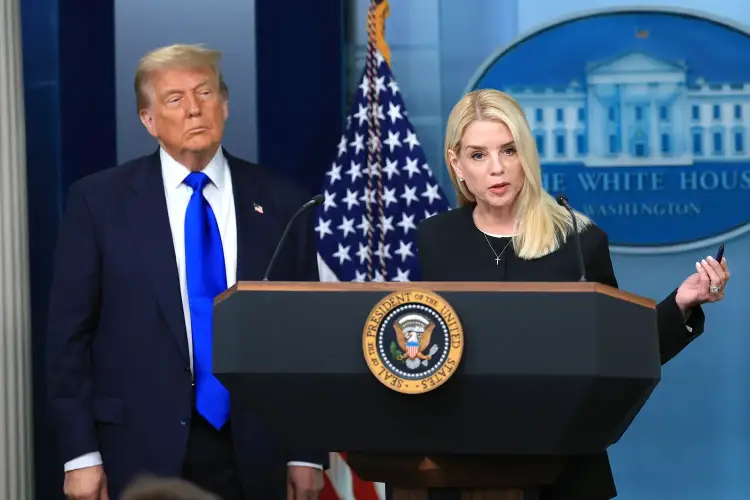 Presidenti Trump shkarkon Prokuroren e Përgjithshme Pam Bondi pas polemikave mbi dosjet Epstein
