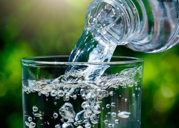 Pijet e gazuara natyrale: a është uji i gazuar i sigurt për konsum?