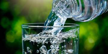 Pijet e gazuara natyrale: a është uji i gazuar i sigurt për konsum?