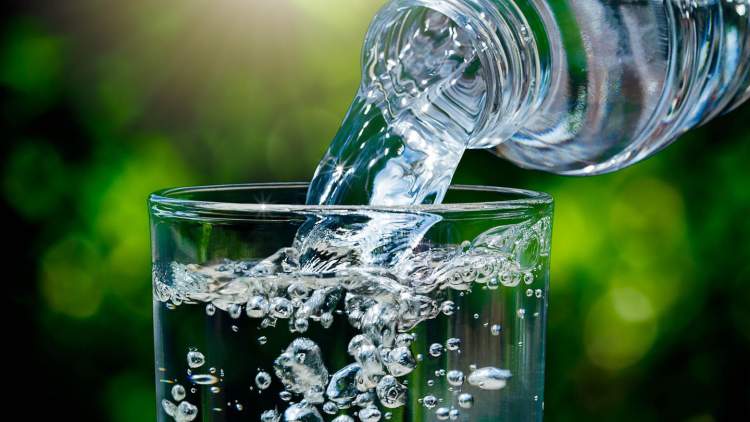 Pijet e gazuara natyrale: a është uji i gazuar i sigurt për konsum?