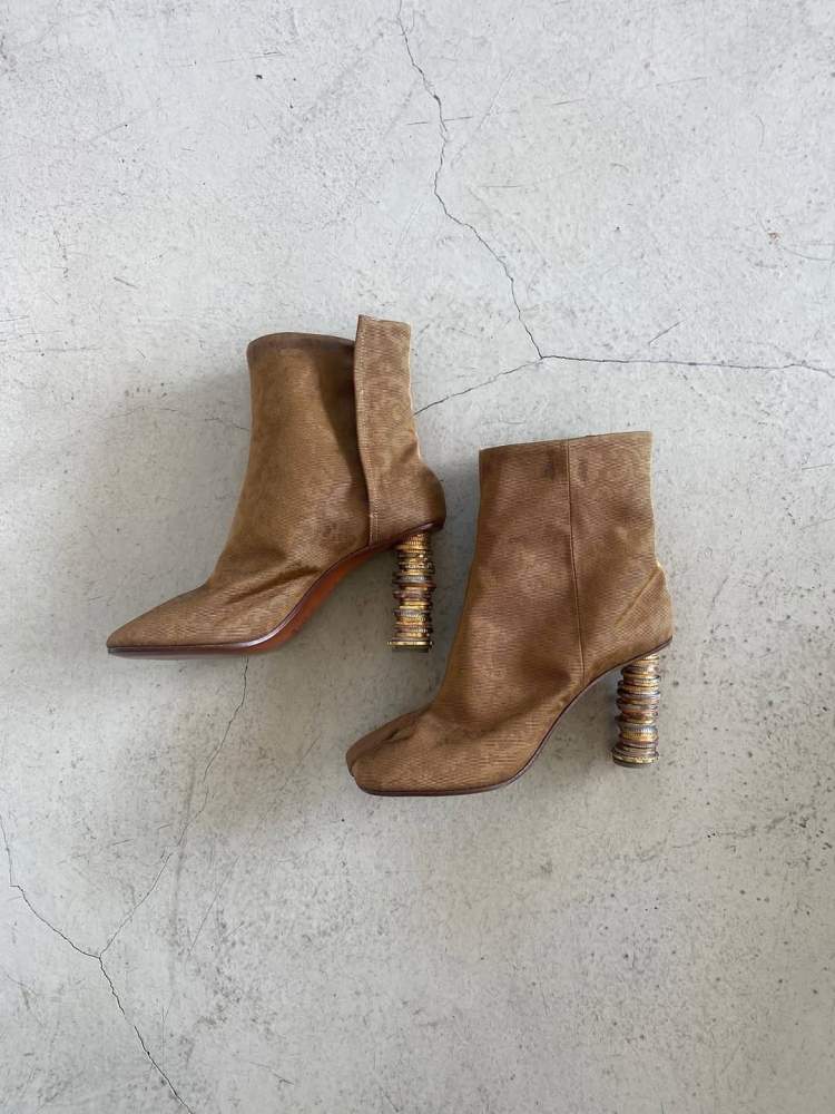 Para në këmbë! Njihuni me Coin heels nga Vetements