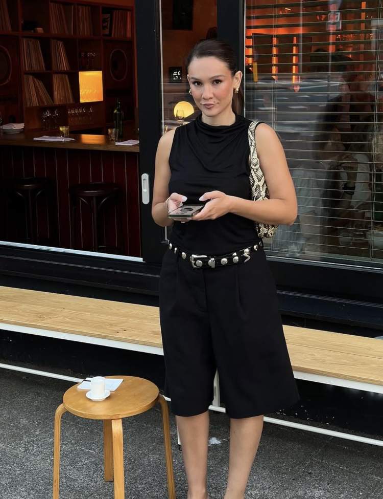 Jona Spahiu ironizon shikueshmërinë e fotos së Mateos dhe Brikenës: A po jetojmë në simulim?