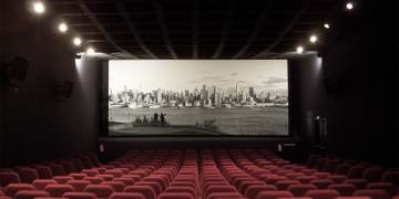 Studimi: të rinjtë po shkojnë më shpesh në kinema se brezat e tjerë