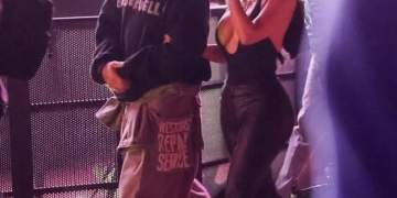 Me maska për t’u fshehur, por Kim dhe Hamilton bien sërish në sy në këtë vend!